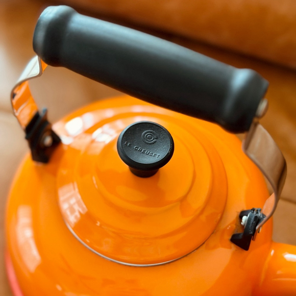 Vintage Le Creuset whistling Kettle - some damage - 1.6 litres - Picture 8 of 11